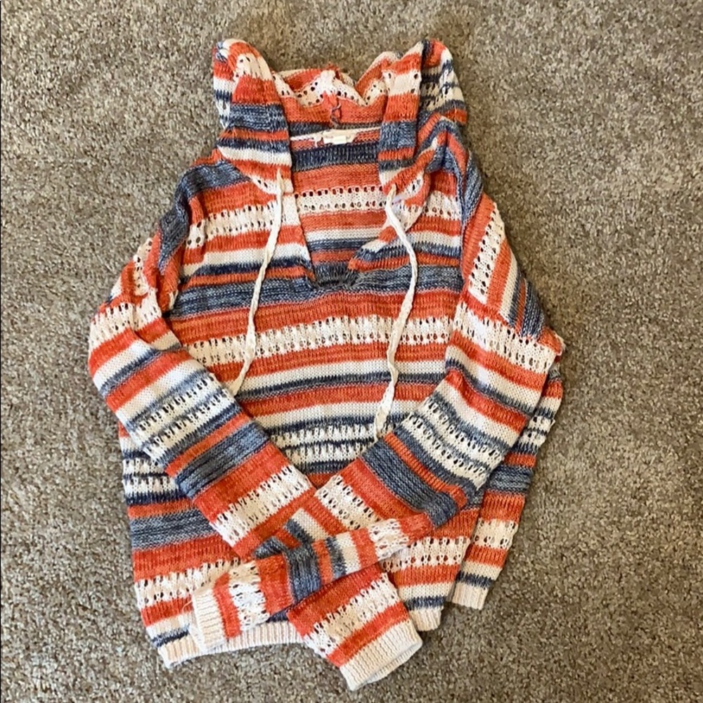Hem and thread lightweight sweatshirt